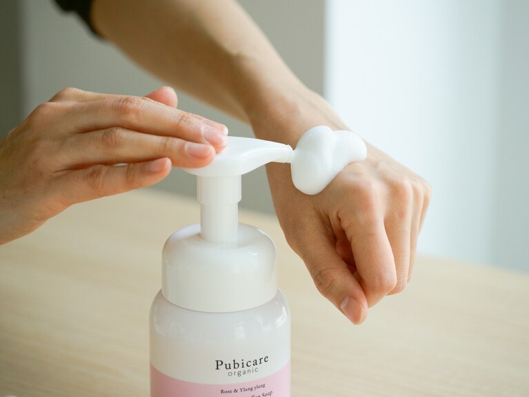 日本初のデリケートゾーン専門美容サロンがプロデュースした洗浄料「ピュビケアオーガニック フェミニンシフォンソープ」。泡で出てくるので、すぐに使えて便利。