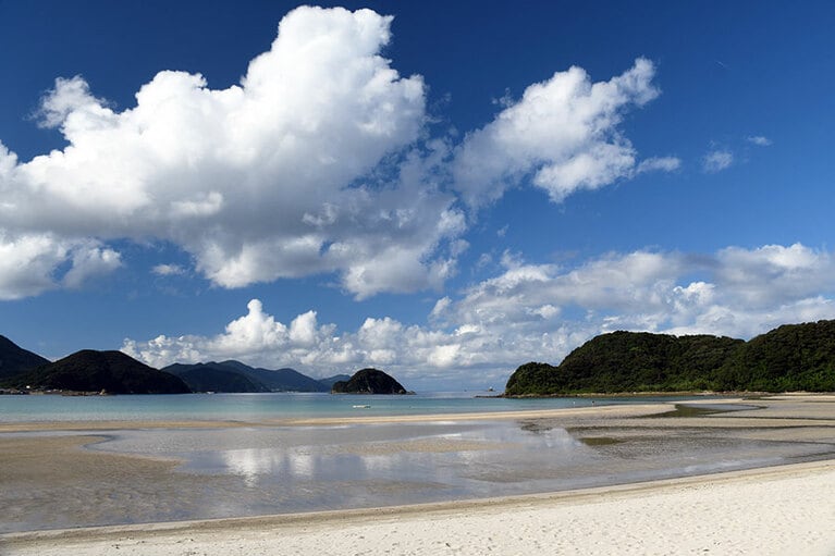 十字架の形をした島の交差した部分近くにある蛤浜海水浴場 @福井康弘