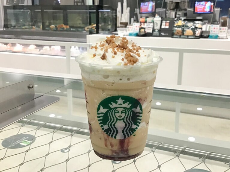 栗色に鮮やかなカシスソースがたっぷり。