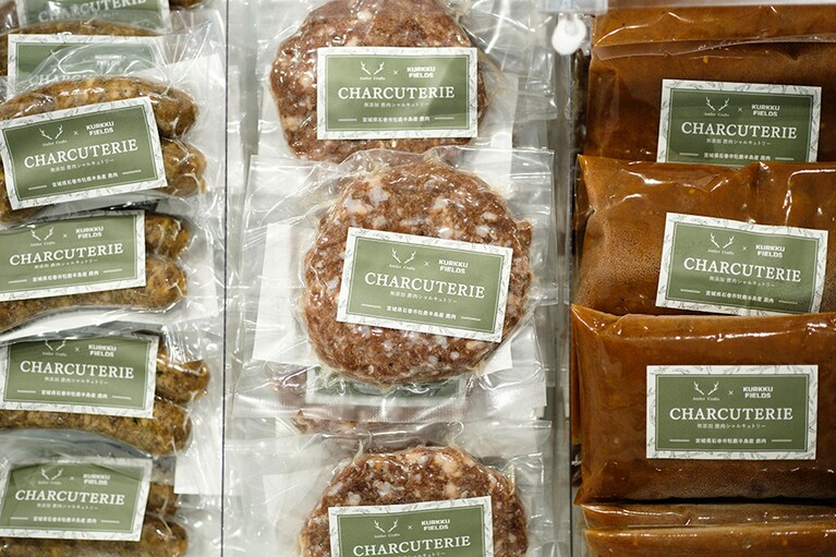 「Antler Crafts-牡鹿の角と手のわざ」の鹿肉を、「KURKKU FIELDS」の岡田修シェフが仕立てたシャルキュトリー4種。牡蠣の旨みがジビエを引き立てる「鹿肉と牡蠣の生ソーセージ」2本入り 660円、ワイルドな旨みと噛み応えの「鹿のワイルドハンバーグ」100g 680円など、力強い山の滋味が味わえます。