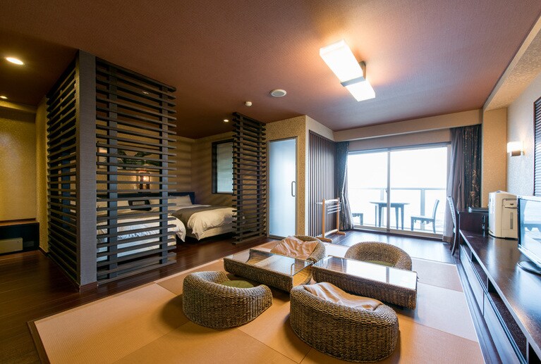 ぜひ泊まってみたいのは、半露天風呂付きオーシャンビューの客室。