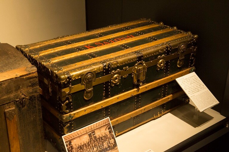 近代日本を代表する政治家、西園寺公望のキャビントランク。1919年パリ講和会議に出席した際に使用した。当時のカバンのスタイルが分かる。