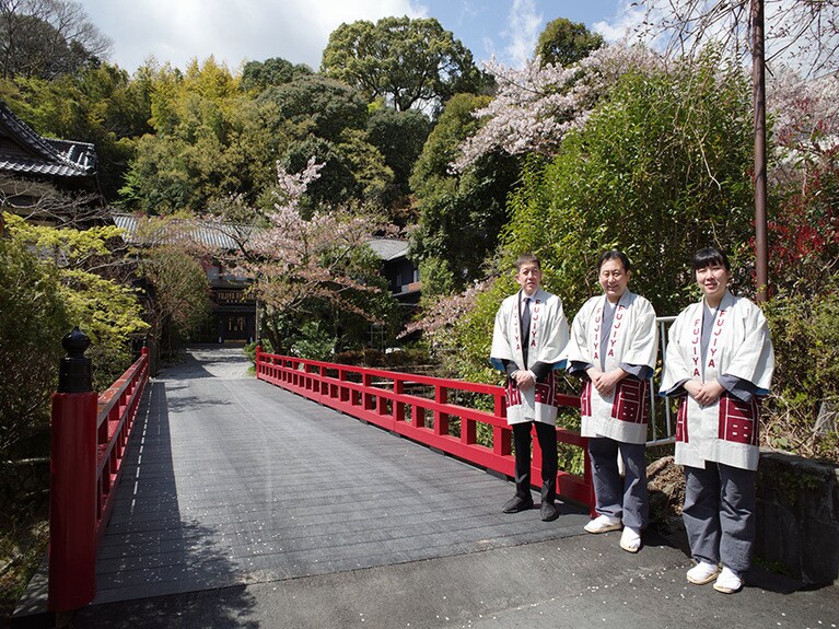 到着時に橋のたもとで出迎えてくれた「富士屋旅館」の皆さん。左端は苗代支配人。