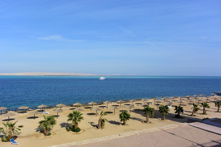 降雨量が少ないため、抜群の透明度を誇る紅海。砂漠と海のコントラストが圧巻。