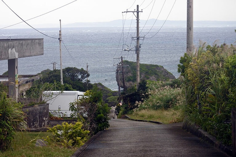 港から内陸へ急こう配になっています。