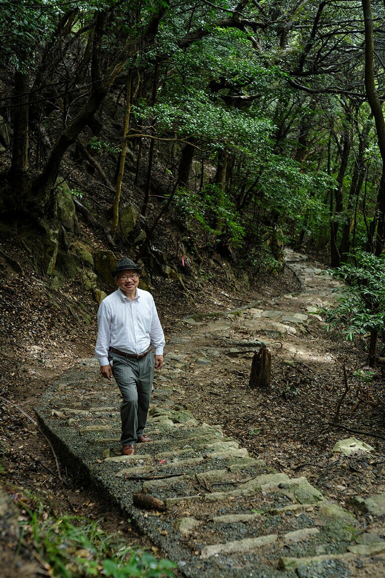 福井県敦賀市、立石岬灯台をいく