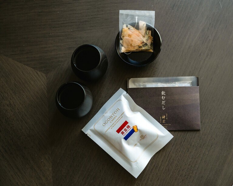 大阪ならではのこだわりが詰まった客室アメニティ。天明元年創業の老舗「神宗」の「飲むだし」などが。昔懐かしい「黄金糖」はホテルオリジナルパッケージ。