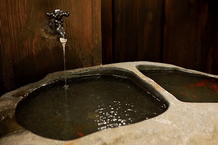 【山形座 瀧波】玄関脇にある飲泉処。食事の前後に飲むのがおすすめ。