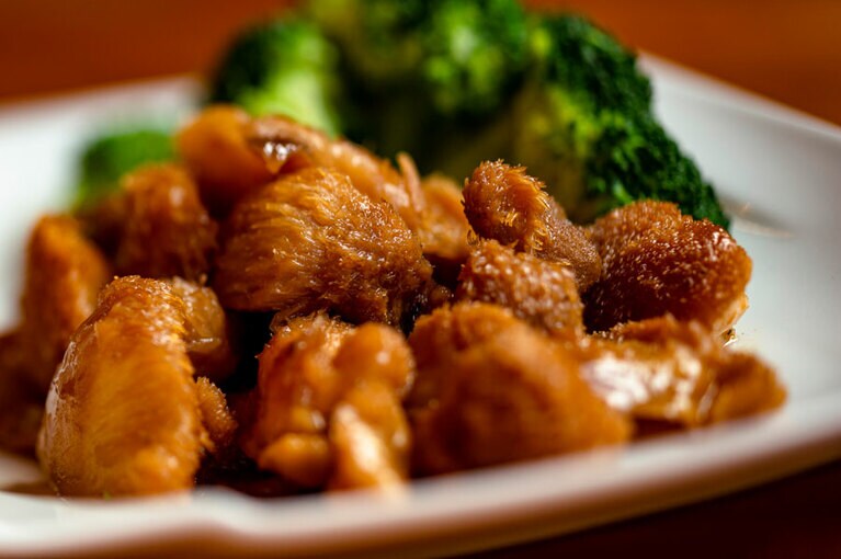 山脇さん、よしひろさんお薦めの碧綠猴頭菇(ビィリュホウトウグー)小／350元。