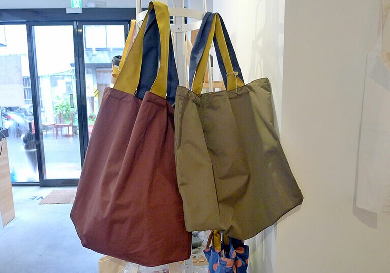 落ち着いた色合いなので服装に合わせやすいのが特色。