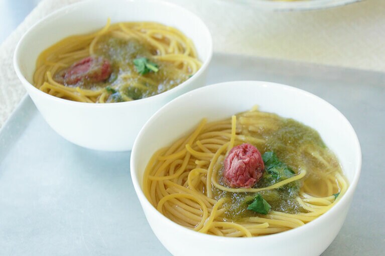 梅干しととろろ昆布そば。ゆで汁がそのままツユになるという早旨汁麺。