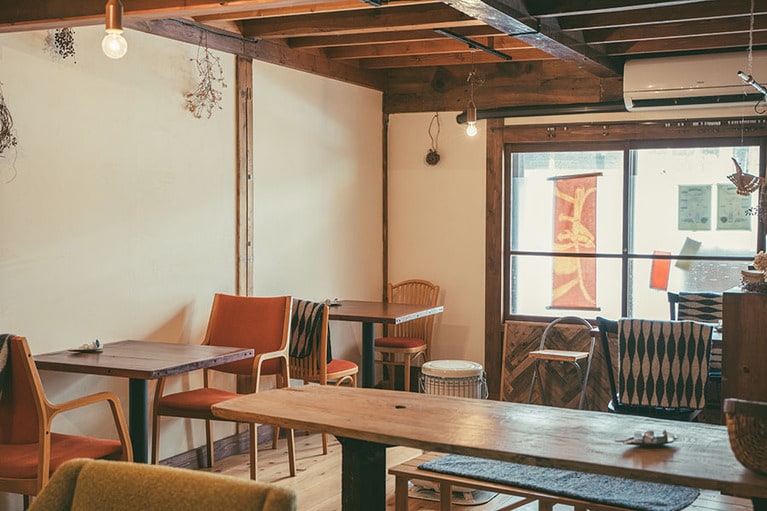 木の温もりが心地よく、のんびりした島時間を過ごせます。©カフェ日和山・南書店