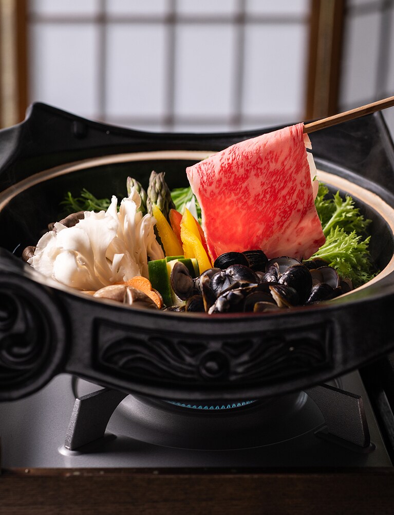 夕食の「特別会席」にもご当地ならではがふんだん。特注の石州（せきしゅう）瓦土鍋で味わう豪快な名物料理「しじみ牛しゃぶ」は、たっぷり入ったシジミの滋味と肉の旨みが絶妙！
