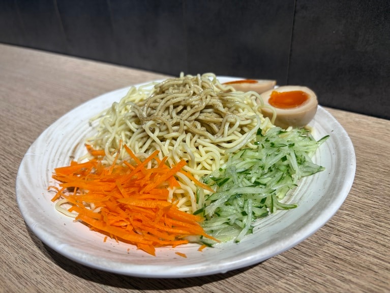 中華麺にキュウリのトッピングとゴマダレが基本の涼麵。味の決め手となるタレは店ごとに異なり、それぞれの味わいが楽しめます。食べる前にしっかりと混ぜるのがおいしく味わうポイント！