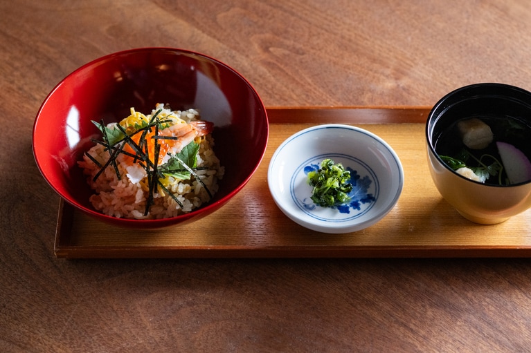 「五目ちらし寿司」とお吸い物。