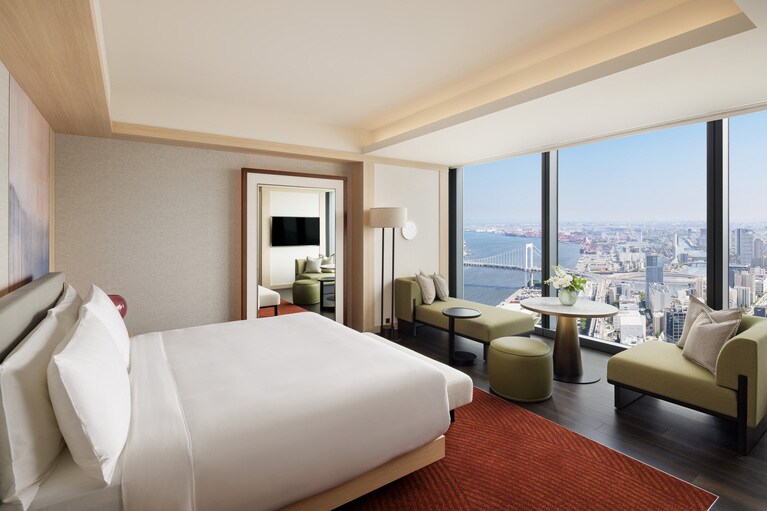 客室の一例「フェアモントゴールド シグネチャー」（東京スカイラインビュー）。41‧42階に位置し、高層階から壮大な都心のスカイラインを一望できる、59平米の広々空間。