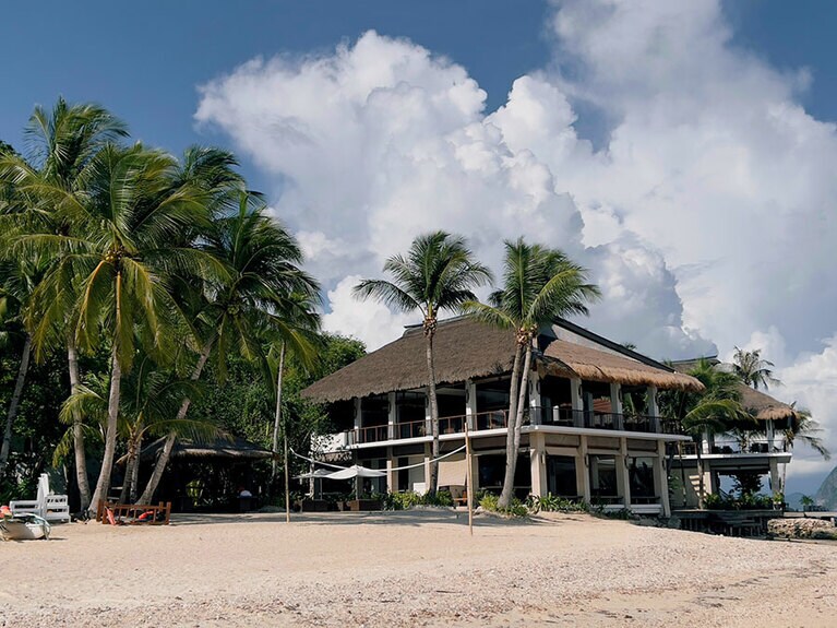 リゾートのメイン棟。レセプションやレストラン、バー、ショップなどがある。