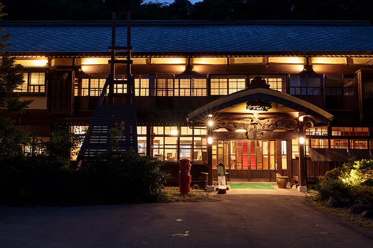 蔦温泉旅館［青森／蔦温泉］外観 夜。