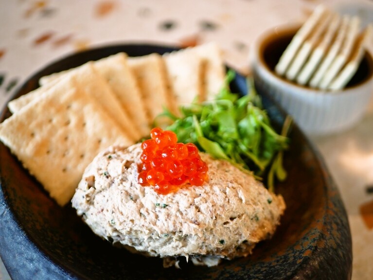 「オリリ」のハッピーアワーつまみから、「スモークド・フィッシュ・ディップ」14ドル、ペッパーをきかせてパンチのある味わい。