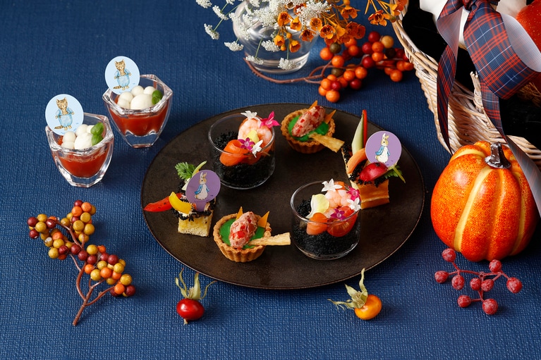 セイボリーにも、絵本に登場する仲間たちが登場。英国スタイルのアフタヌーンティーに欠かせないスコーンは、焼き立てを堪能できる。