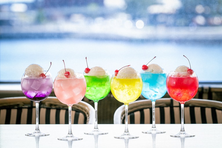 クリームソーダは、パープル、ローズピンク、グリーン、イエロー、ブルー、レッドの全6色。各880円。