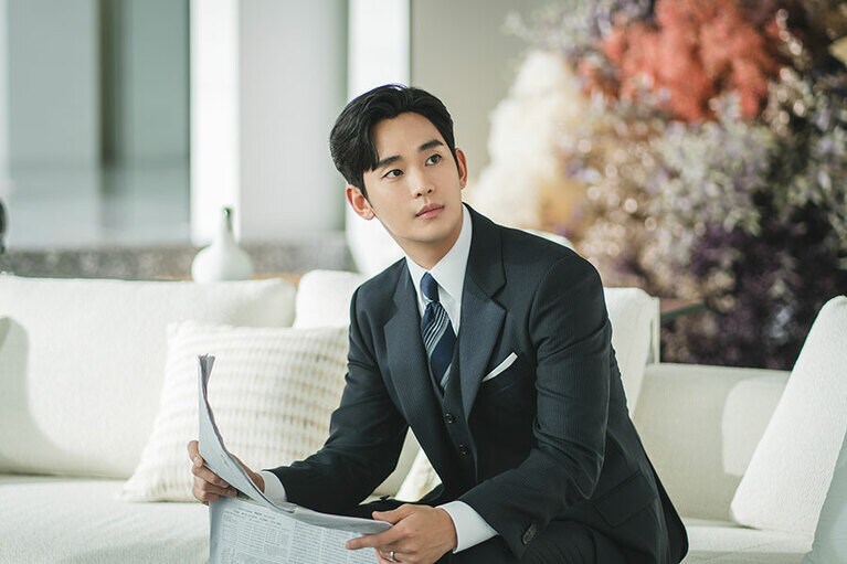 このビジュアルで歌唱力にも定評がある。© Netflixシリーズ「涙の女王」独占配信中。