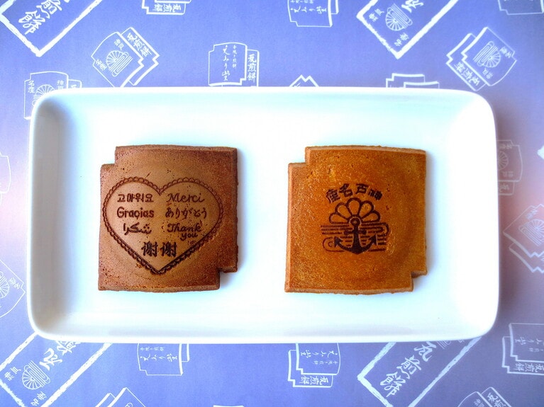 「瓦せんべい」1袋5枚入り300円。左は「えみり堂」オリジナル。