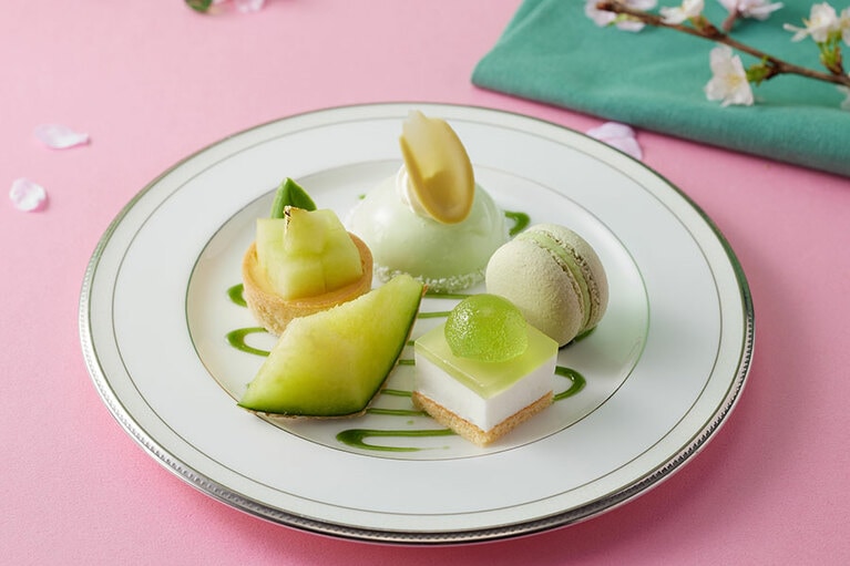 中段はメロン尽くしのひと皿。ドリンクはロンネフェルトの紅茶＆ハーブティー、コーヒーがお代わり自由。