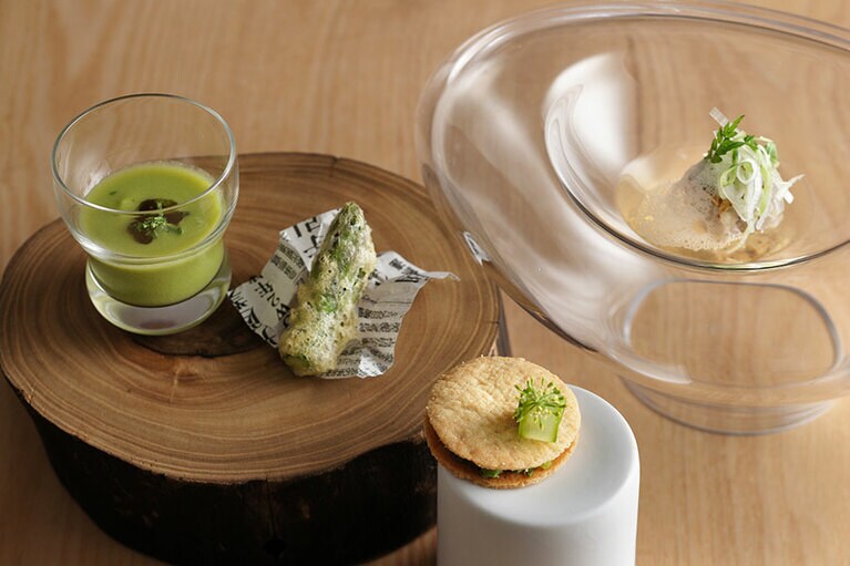 ディナーコースより。前菜は南陽産アスパラを使った冷製スープ、アスパラのフリット、最上鮎の羽前蒸しなど。