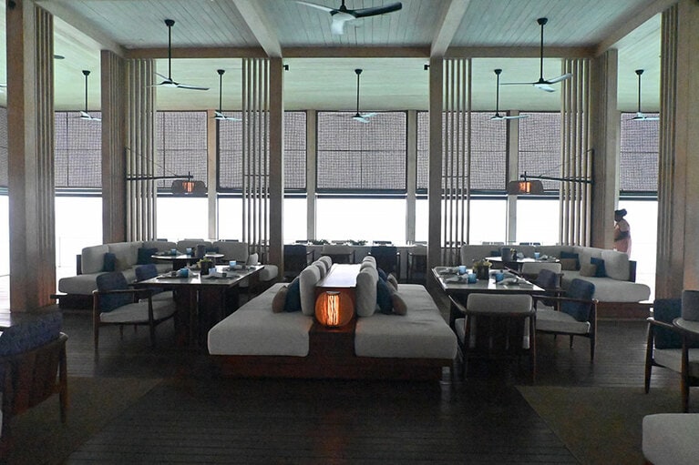 ラ・ロカンダの店内。窓の向こうは光あふれるラグーンです。