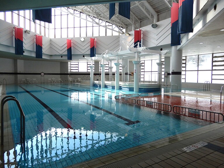 なかなか本格的なリゾートプール。吹雪など悪天候時はこちらでゆっくりと過ごすこともできる。