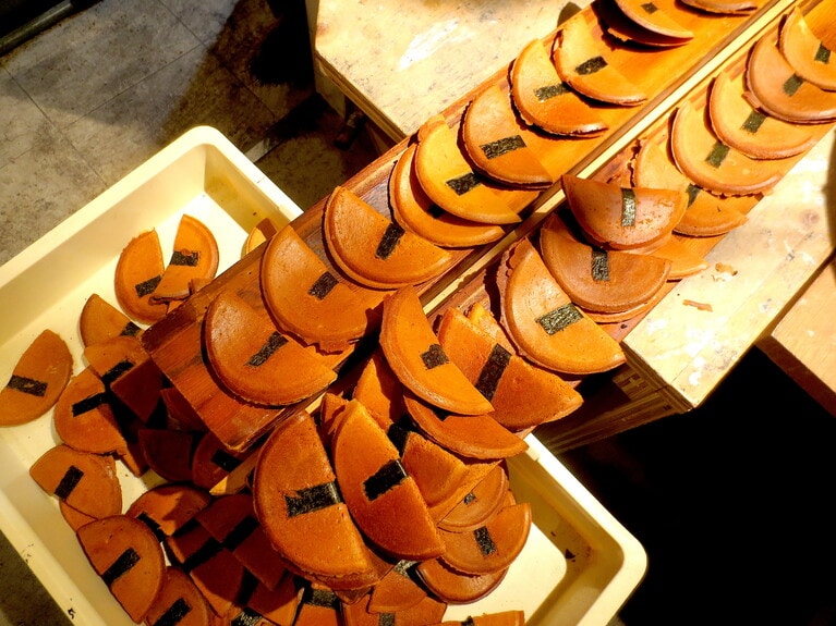 木型でカーブをつけた焼きたての「みそ半月」。