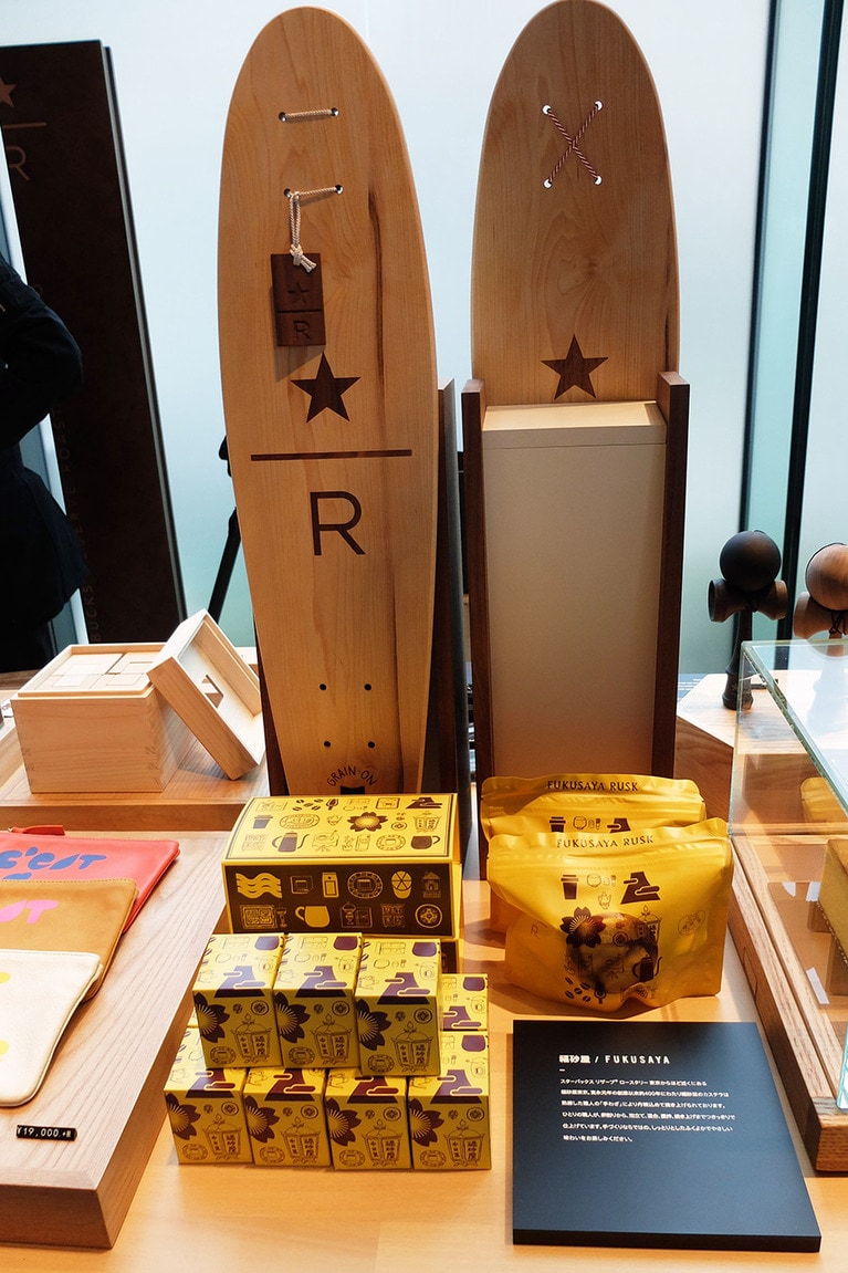 「スターバックス リザーブ ロースタリー福佐屋キューブ × 福佐屋」300円。カステラの端の部分をラスクにした新商品もアリ。ロースタリー 東京限定。