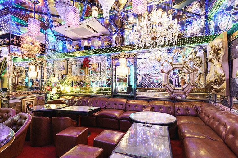 シャンデリアが吊るされた豪奢な店内には「愛」の文字が随所に。