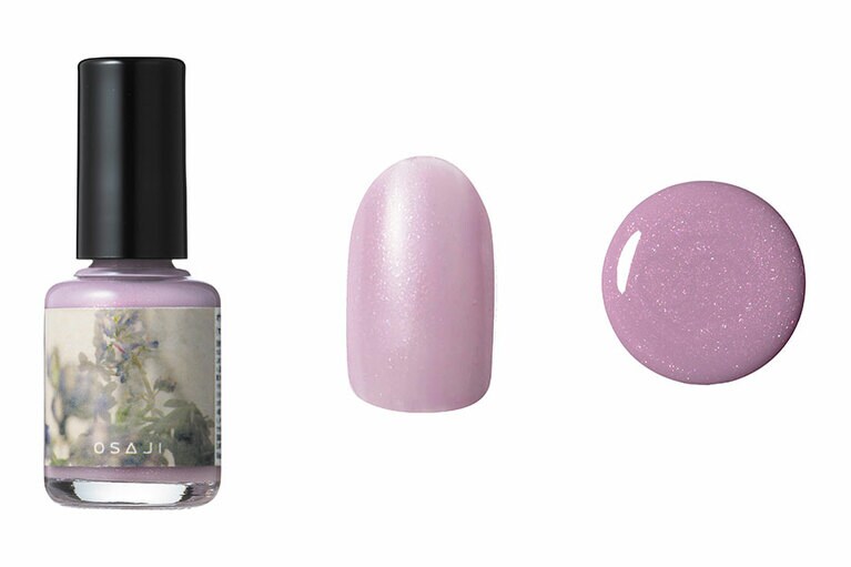 他にない絶妙カラーが揃うネイル。ディルという植物の種子由来の保湿成分、ケラチノモイストを配合し、爪の潤いを守る処方。オサジ アップリフト ネイルカラー ピンクパールをちりばめた、はかなげなシアーライラック。モノクロトーンの写真緒ステキな305 Ariwashinai〈ありはしない〉。各10mL 1,870円／OSAJI［数量限定発売中］