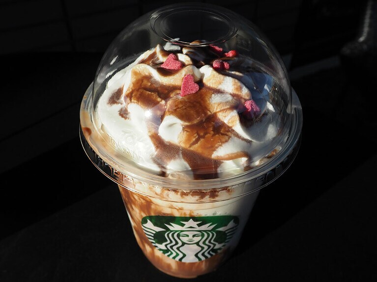 マイルドでクリーミーな生チョコレートソースと、口どけなめらかなキューブチョコレートが入り、さらに生チョコレートソースをホイップクリームの上にトッピング。真っ赤なハート形トッピングシュガーがバレンタインシーズンを彩ります。  「メル