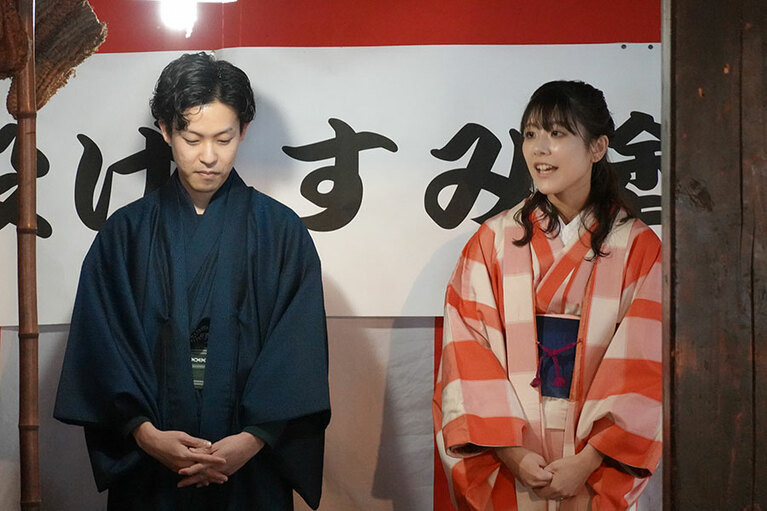 挨拶する佐藤さん夫婦。「こんな大雪を見たのが初めてです。大きく飛んでほしいですね」と妻の史織さん。