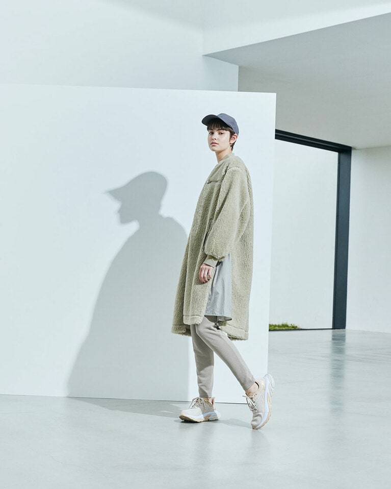 アレグロシープフリースコート 33,000円、カームニット レギンス 9,900円。