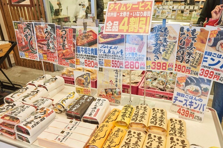 豆腐店「三代目 茂蔵」で販売されているお弁当。16時頃訪れたが、すでにタイムサービスで4割引に。