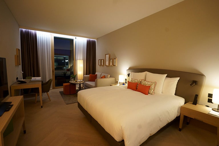 「ヴァルトホテル ヘルス＆メディカル エクセレンス」の客室。窓を開けるとカウベルが聞こえる。バスルームはバスタブ付き。