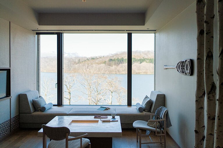 客室はすべてレイクビュー。アイヌ民族の伝統的住居「チセ」から着想を得て設計。