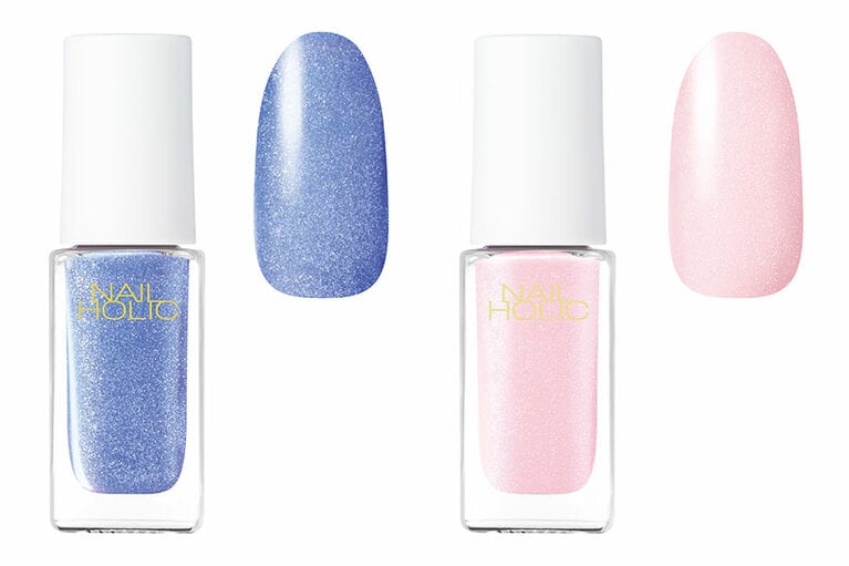 マット質感、だけど全色キラキララメ入りで、ポップで楽しいパステルカラー。ネイルホリック リミテッドカラー 左から、空色ブルーのBL927。まさにフワフワのわたあめカラー、PK832。各5mL 396円(編集部調べ)／コーセーコスメニエンス(2022年2月16日限定発売)
