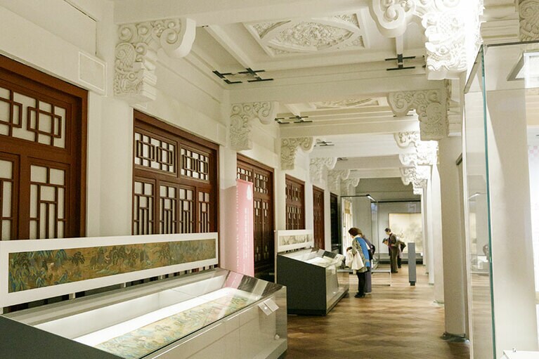 日本・東洋美術の粋を観るのに格好の重厚な空間。