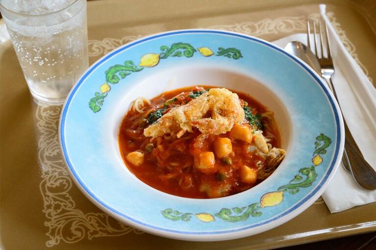 「カフェ・ポルトフィーノ」の「冷製パスタのペスカトーレ、ソフトシェルシュリンプのフリット添え」1,680円。