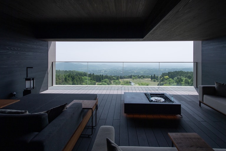 客室棟の一角にあるビューテラス。絶景を眺めながら爽やかな風を感じることができる。