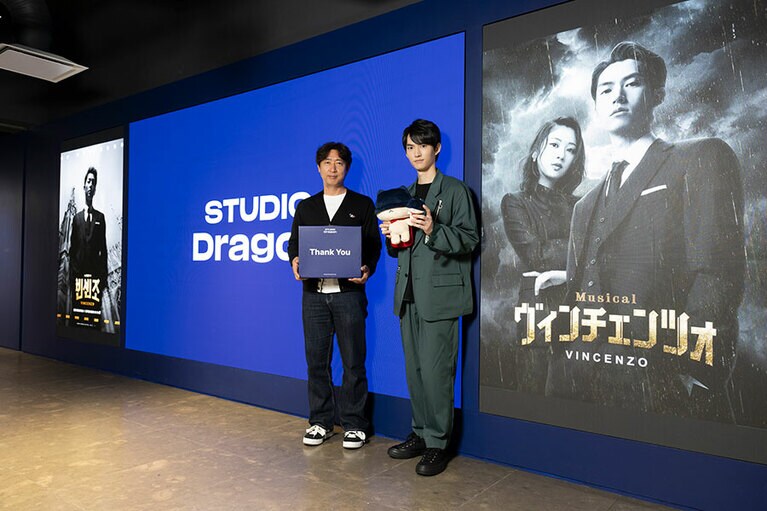 対談後には、スタジオドラゴンから限定グッズのプレゼントも。和田さんが手にしているのはオフィシャルキャラクターのDearRO。