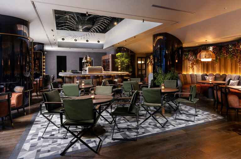 ホテル地下1階にある、レストラン・カフェ＆バー「ラ・セヌ」。店名は、舞台の“シーン（場面）”を意味するフランス語。ドラマティックな空間造りが印象的。