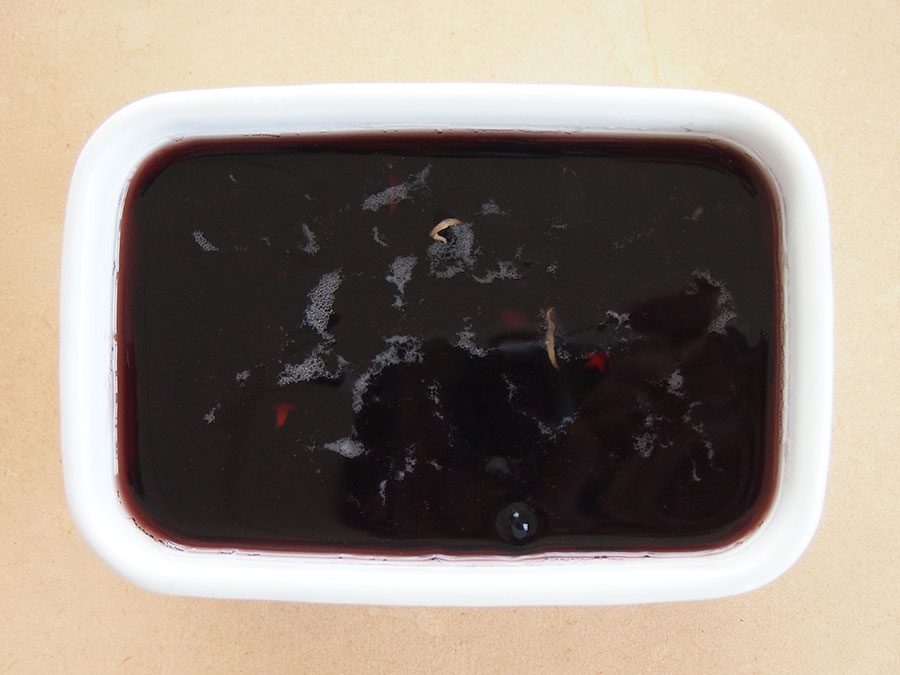 (1) 黒豆は洗ってから、たっぷりの水に一晩浸して戻します。