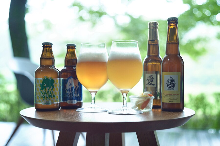 「那須高原ビール」「NASU de SUNA」のクラフトビール。おつまみは自家製ピクルス。