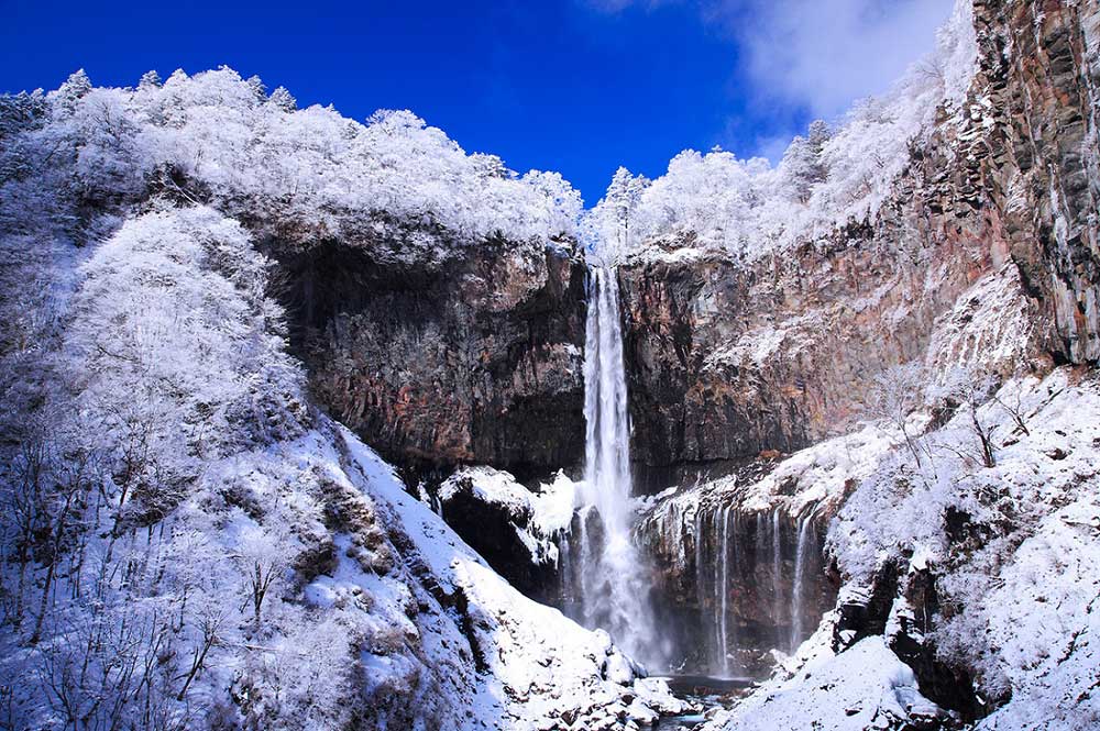 「界 日光」が企画する、冬の絶景ツアー。華厳の滝の凛とした佇まいを見て、身を清める。